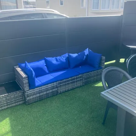 Te Huur Stacaravan Met Voortent En Tuin Te Heist Geen Huisdieren Toegelaten Op Camping Heistlaan 166 Voor 4 Personen Met 2 Persoonsbedden 1 Persoon En 1 Groot Bed 2 Personen Ook Geen Badkamer Er Is Een Sanitaire Ruimte Op 30 Meter Knokke-Heist