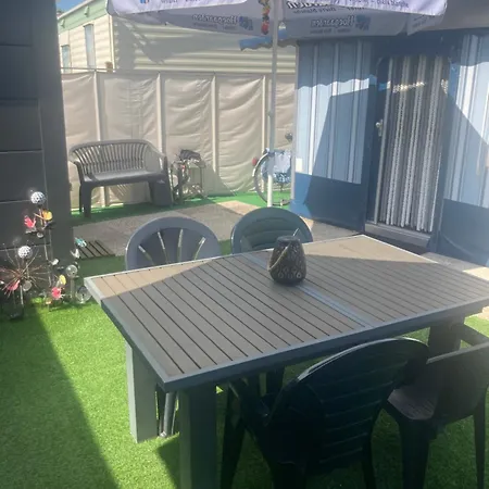 Hotel Te Huur Stacaravan Met Voortent En Tuin Te Heist Geen Huisdieren Toegelaten Op Camping Heistlaan 166 Voor 4 Personen Met 2 Persoonsbedden 1 Persoon En 1 Groot Bed 2 Personen Ook Geen Badkamer Er Is Een Sanitaire Ruimte Op 30 Meter